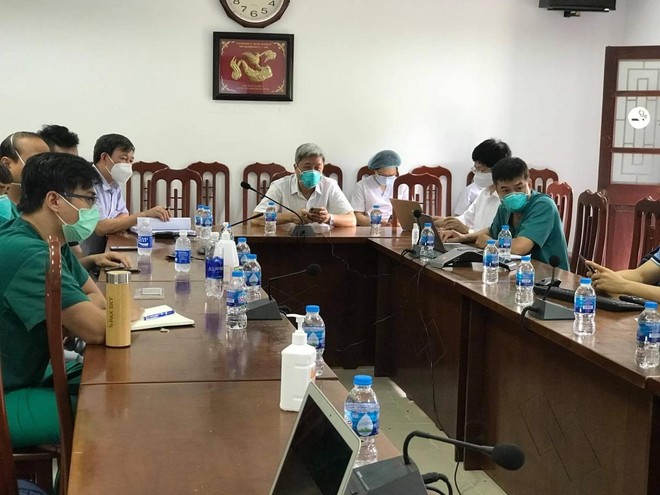 Thứ trưởng Nguyễn Trường Sơn tham gia buổi hội chẩn cùng các y bác sĩ tại Bệnh viện Phổi Bắc Giang. (Ảnh: Ngọc Mai)