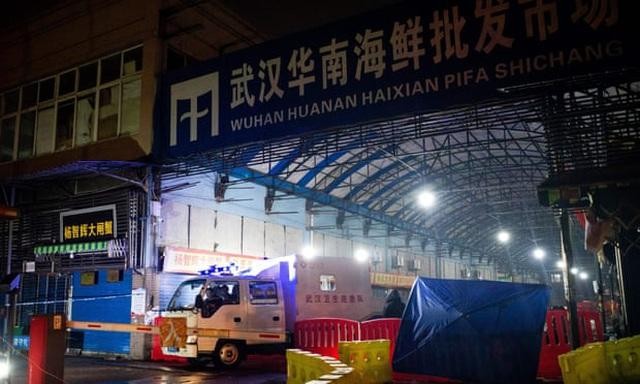 Đội vệ sinh khẩn cấp xuất hiện tại chợ Hoa Nam vào tháng 1/2020 (Ảnh: AFP).
