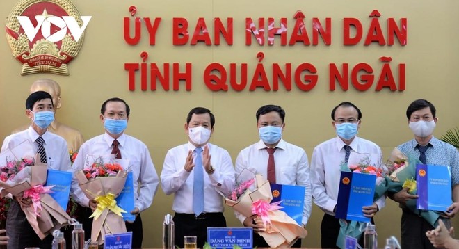 Chủ tịch UBND tỉnh Quảng Ngãi Đặng Văn Minh trao quyết định bổ nhiệm 5 Giám đốc sở.