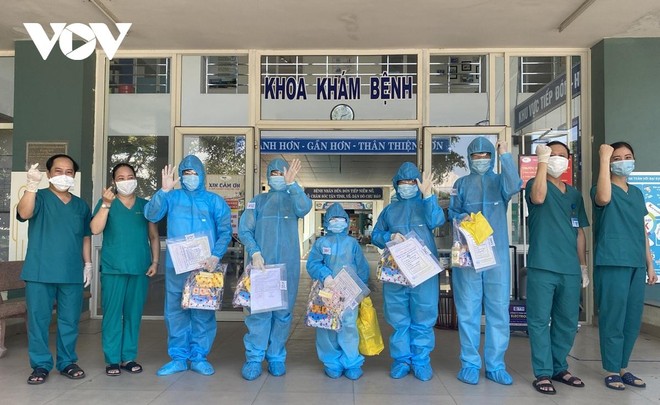 5 bệnh nhân và lãnh đạo bác sĩ ở Trung tâm Y tế Hòa Vang thể hiện quyết tâm chiến thắng Covid-19.