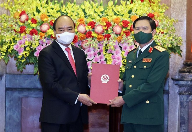 Chủ tịch nước Nguyễn Xuân Phúc trao Quyết định bổ nhiệm chức vụ Tổng Tham mưu trưởng Quân đội nhân dân Việt Nam cho Thượng tướng Nguyễn Tân Cương.