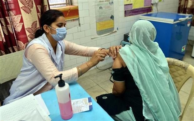 Nhân viên y tế tiêm vaccine phòng COVID-19 cho người dân tại New Delhi, Ấn Độ. (Ảnh: THX/TTXVN).