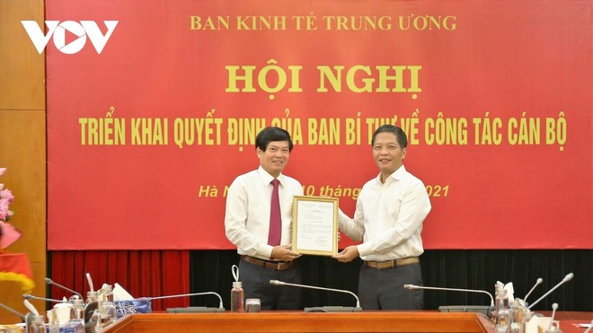 Trưởng Ban Kinh tế Trung ương Trần Tuấn Anh trao Quyết định cho ông Đỗ Ngọc An (ảnh trái).