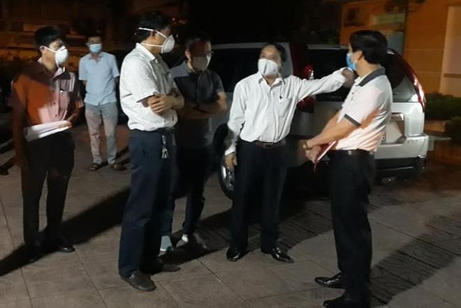 Ban chỉ đạo phòng, chống Covid-19 tỉnh Nghệ An kiểm tra công tác cách ly tại Trạm Y tế phường Hà Huy Tập lúc rạng sáng 14/6 (Ảnh: TTYTNA).