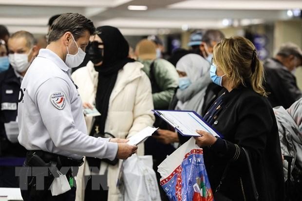 Cảnh sát kiểm tra giấy tờ của hành khách tại sân bay Nice, miền nam nước Pháp, ngày 22/2/2021. (Ảnh: AFP/TTXVN).
