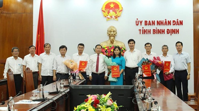 Chủ tịch UBND tỉnh Bình Định Nguyễn Phi Long (ảnh thứ 6, từ trái sang) trao các quyết định bổ nhiệm cán bộ.