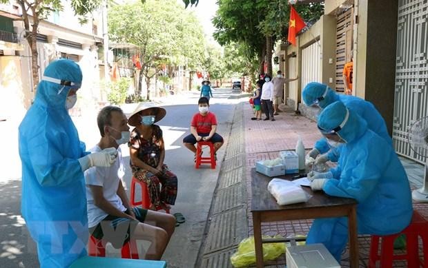 Người dân chờ đến lượt lấy mẫu xét nghiệm ở tổ dân phố Tân Quý, phường Thạch Quý, thành phố Hà Tĩnh. (Ảnh: Công Tường/TTXVN).