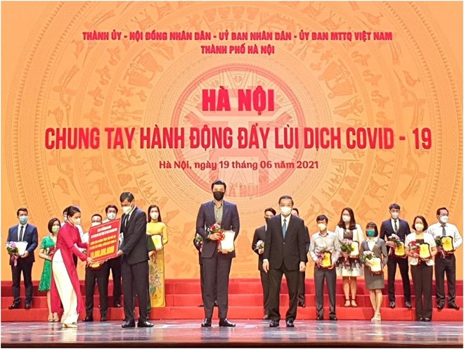 Ông Đỗ Hoàng Việt – Phó Tổng Giám đốc Tập đoàn, đại diện Công ty Cổ phần Kinh doanh và Xây dựng Nhà Hà Nội đóng góp 10 tỷ đồng.