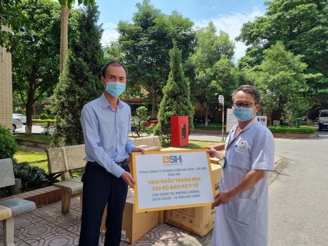 Bảo hiểm BSH ủng hộ vật tư y tế cho bác sĩ tuyến đầu ở Bắc Giang và Bắc Ninh.