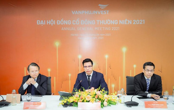 Hình ảnh đoàn chủ tịch Đại hội cổ đông trực tuyến của Văn Phú – Invest.