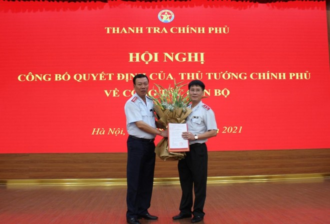 Tổng Thanh tra Chính phủ Đoàn Hồng Phong trao quyết định và chúc mừng tân Phó Tổng Thanh tra Chính phủ Lê Sỹ Bảy.