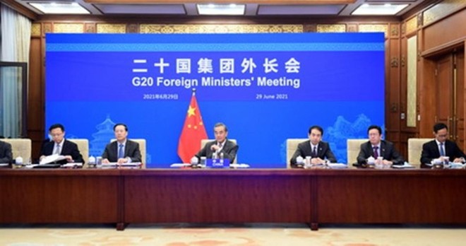 Ngoại trưởng Trung Quốc Vương Nghị (giữa) dự Hội nghị ngoại trưởng G20 bằng hình thức trực tuyến. Ảnh: Bộ Ngoại giao Trung Quốc.