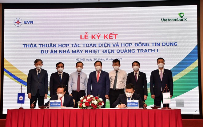 Ông Nguyễn Thanh Tùng – Phó Tổng Giám đốc Vietcombank (bên phải) và ông Nguyễn Xuân Nam – Phó Tổng Giám đốc EVN (bên trái) ký kết Hợp đồng tín dụng tài trợ dự án NMND Quảng Trạch 1 dưới sự chứng kiến của lãnh đạo các Bộ, Ngành, cùng lãnh đạo EVN và Vietcombank.