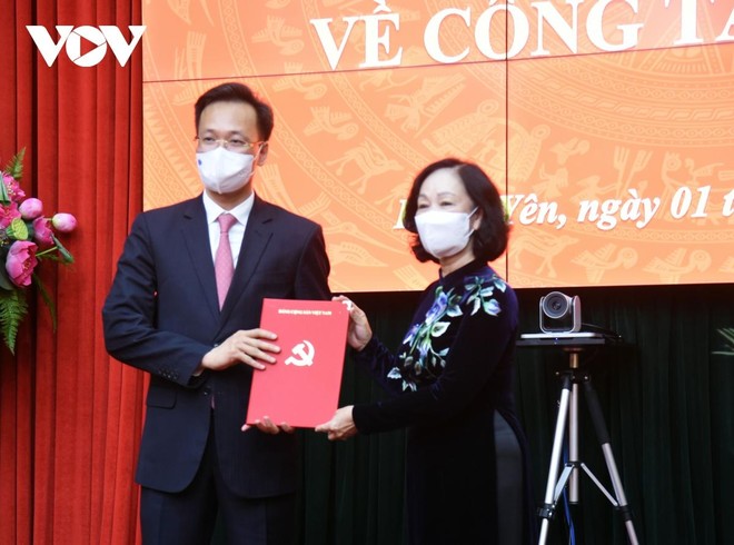 Bà Trương Thị Mai, Ủy viên Bộ Chính trị, Trưởng Ban Tổ chức Trung ương trao quyết định cho ông Nguyễn Hữu Nghĩa.
