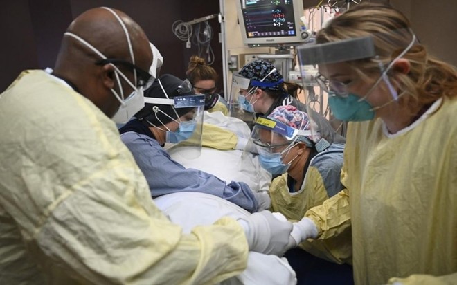 Các y tá, bác sĩ đang điều trị cho người bệnh Covid-19 tại Bệnh viện North Memorial Health tại Mỹ. (Ảnh: AP).