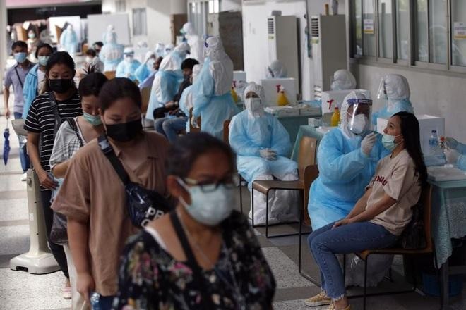 Chính phủ Thái Lan đang đối mặt với lời kêu gọi siết chặt biện pháp hạn chế để kiểm soát dịch bệnh trước khi mở cửa trở lại (Ảnh minh họa: EPA-EFE).