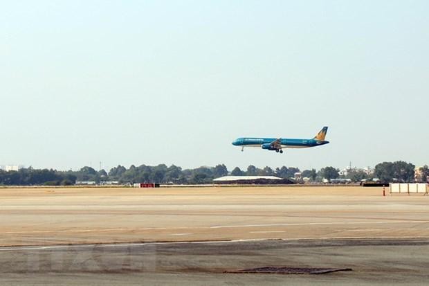 Máy bay hạ cánh xuống sân bay Tân Sơn Nhất. (Ảnh: Tiến Lực/TTXVN).