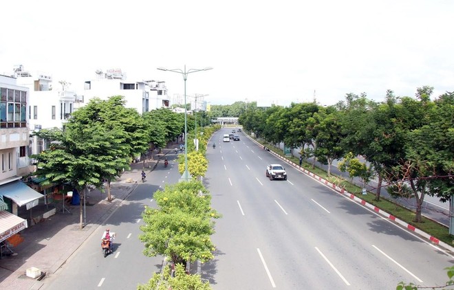 Đường Phạm Văn Đồng, một trong nững tuyến trục chính kết nối thành phố Thủ Đức với trung tâm Thành phố Hồ Chí Minh khá vắng vẻ trong ngày đầu thực hiện giãn cách. (Ảnh: Tiến Lực/TTXVN).