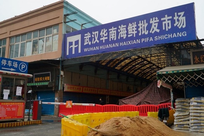 Ảnh chụp bên ngoài khu chợ bán động vật hoang dã Hoa Nam ở Vũ Hán hôm 21/1. (Ảnh: AP).