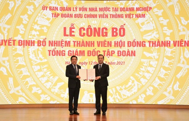 Chủ tịch Hội đồng thành viên Tập đoàn VNPT Phạm Đức Long (phải) trao quyết định bổ nhiệm ông Huỳnh Quang Liêm giữ chức vụ Tổng giám đốc VNPT. (Ảnh: T.Q/Vietnam+).
