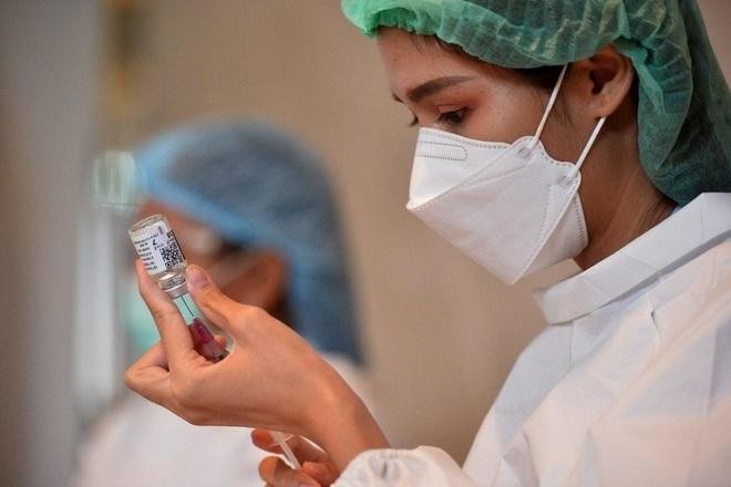 Một nhân viên y tế chuẩn bị tiêm vắc xin Covid-19 ở thủ đô Bangkok, Thái Lan hồi đầu tháng 7 (Ảnh: Tân Hoa Xã).