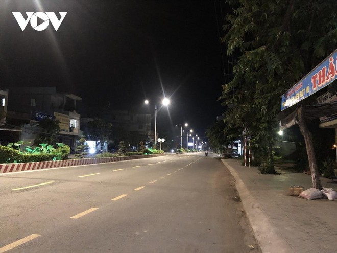 Một tuyến đường trên địa bàn TP. Cao Lãnh, tỉnh Đồng Tháp vắng người.