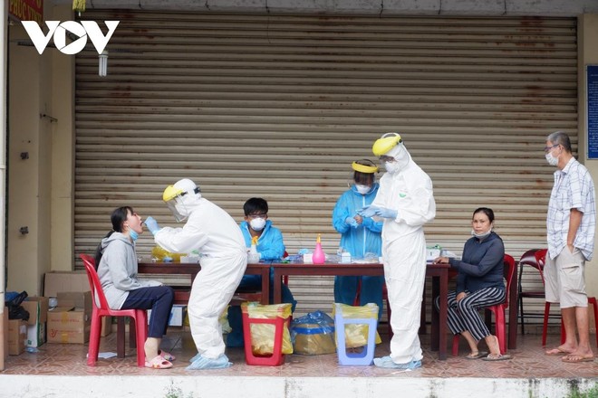 Lực lượng y tế tiến hành lấy mẫu các trường hợp liên quan đến ổ dịch ở chợ Tân An, quận Ninh Kiều, TP.Cần Thơ chiều 12/7.