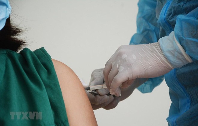 Cận cảnh tiêm vaccine phòng COVID-19 tại Bệnh viện Phổi Đà Nẵng. (Ảnh: Văn Dũng/TTXVN).