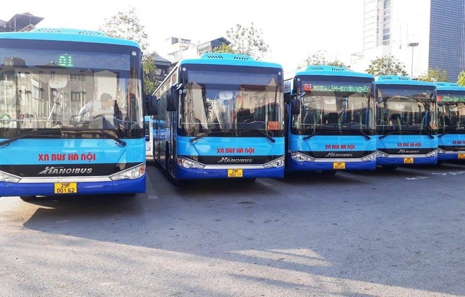 Xe buýt Hà Nội có trợ giá được giảm tần suất chạy dựa trên nhu cầu đi lại của người dân trước ảnh hưởng của dịch COVID-19. (Ảnh: CTV/Vietnam+).