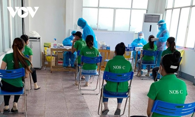 Lấy mẫu xét nghiệm cho công nhân tại Công ty Chanshin, huyện Vĩnh Cửu. (Ảnh: Trung tâm Kiểm soát bệnh tật tỉnh Đồng Nai).