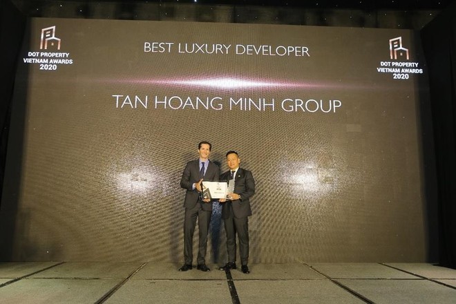 Đại diện Tân Hoàng Minh nhận giải “Nhà phát triển bất động sản cao cấp tốt nhất Việt Nam 2020”.
