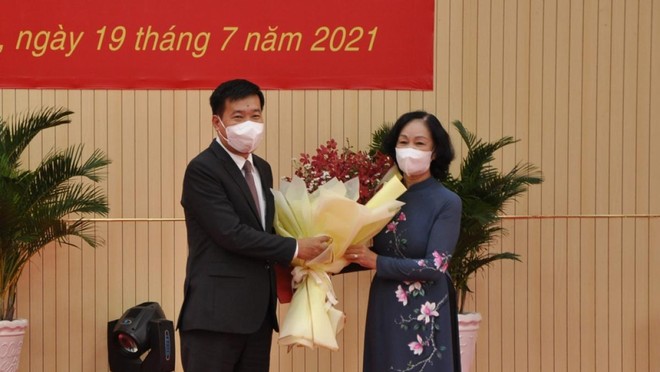 Bà Trương Thị Mai trao quyết định của Bộ Chính trị cho tân Bí thư Tỉnh ủy Nguyễn Mạnh Cường (Ảnh: Báo Bình Phước).