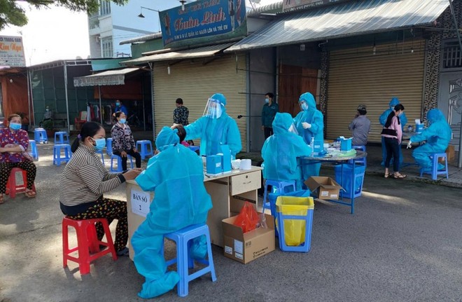 Lực lượng chức năng lấy mẫu xét nghiệm COVID-19 tại huyện Long Thành - Ảnh: Trung tâm Kiểm soát bệnh tật tỉnh Đồng Nai.