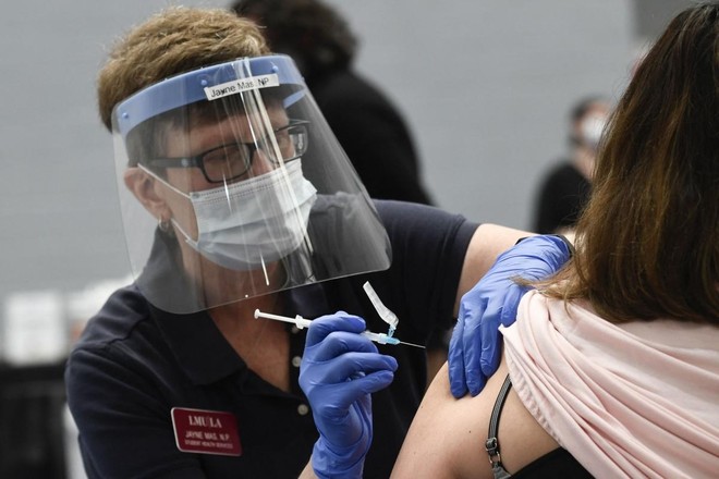 Tiêm vaccine Moderna tại điểm tiêm chủng ở Đại học Loyola Marymount ngày 8/3 ở Los Angeles (Mỹ). Ảnh: Getty Images.