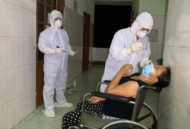 Lực lượng chức năng truy vết, lấy mẫu xét nghiệm các F1 của 3 bệnh nhân mắc COVID-19 tại Quảng Bình.