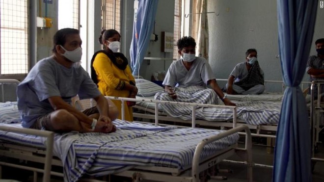 Hàng chục nghìn bệnh nhân Covid-19 khỏi bệnh ở Ấn Độ phải đối mặt với nguy cơ bị hủy hoại vĩnh viễn khuôn mặt, mất thị lực, thậm chí tử vong do nấm đen. Ảnh: CNN.