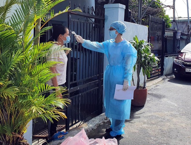 Lực lượng y tế kiểm tra sức khỏe người dân TP Biên Hòa. (Ảnh: Trung tâm Kiểm soát bệnh tật tỉnh Đồng Nai).