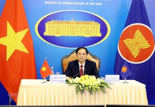 Bộ trưởng Bộ Ngoại giao Bùi Thanh Sơn tham dự Hội nghị Bộ trưởng Ngoại giao ASEAN lần thứ 54 (AMM 54) theo hình thức trực tuyến. (Ảnh: Phạm Kiên/TTXVN).