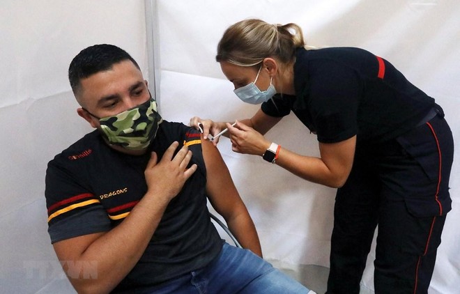 Nhân viên y tế tiêm vaccine ngừa COVID-19 cho người dân tại Perpignan, Pháp, ngày 18/7/2021. (Ảnh: AFP/TTXVN).