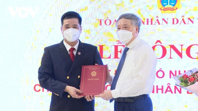 Ủy viên Bộ Chính trị, Bí thư TW Đảng, Chánh Án TAND tối cao Nguyễn Hòa Bình trao quyết định cho ông Thân Quốc Hùng.