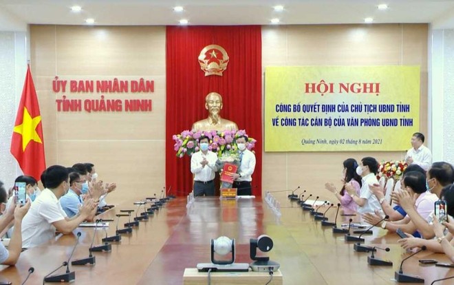 Tân Chánh Văn phòng UBND tỉnh Quảng Ninh Phạm Hồng Biên nhận Quyết định.