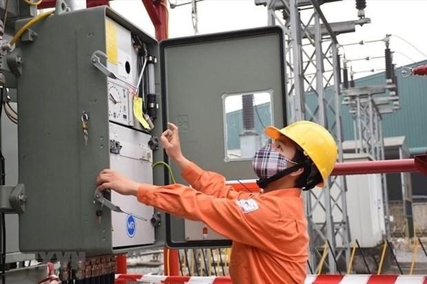 Nhân viên EVNHANOI kiểm tra tình trạng vận hành của thiết bị điện. (Ảnh: PV/Vietnam+).
