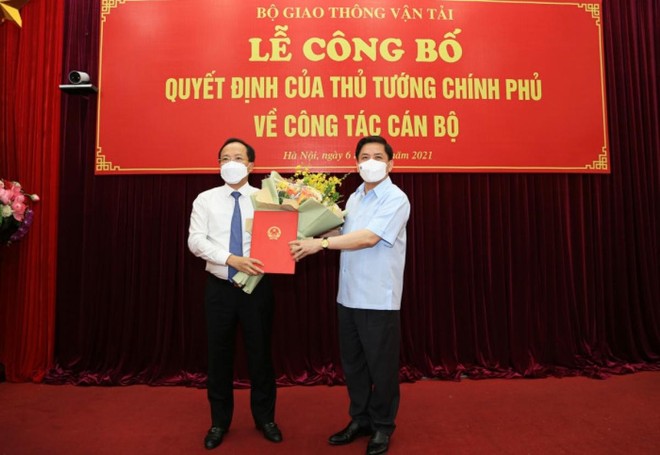 Thừa ủy quyền của Thủ tướng Chính phủ, Bộ trưởng Bộ GTVT Nguyễn Văn Thể trao quyết định của Thủ tướng Chính phủ về việc bổ nhiệm ông Nguyễn Duy Lâm làm Thứ trưởng Bộ GTVT.