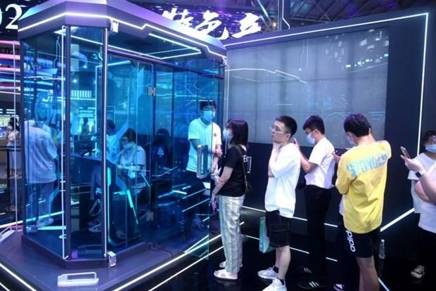 Khách hàng trẻ tuổi xếp hàng tham gia trò chơi Honor of Kings của Tencent tại cuộc thi thể thao điện tử Human PK AI ngày 9/7/2021 ở Thượng Hải, Trung Quốc. (Nguồn: Getty Images).