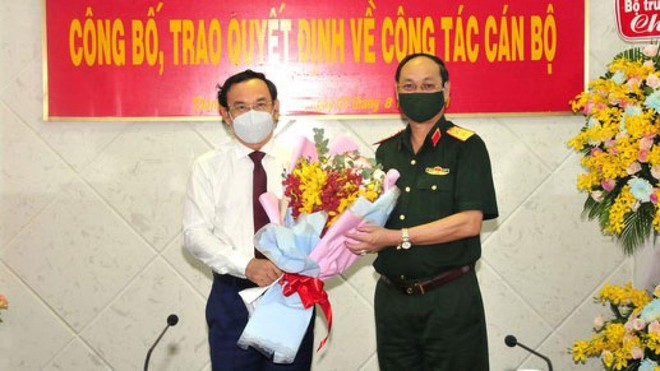 Bí thư Thành ủy TPHCM Nguyễn Văn Nên chúc mừng Trung tướng Nguyễn Văn Nam.