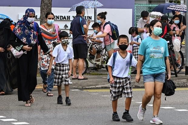 Người dân đeo khẩu trang phòng dịch COVID-19 tại Singapore. (Ảnh: AFP/TTXVN).