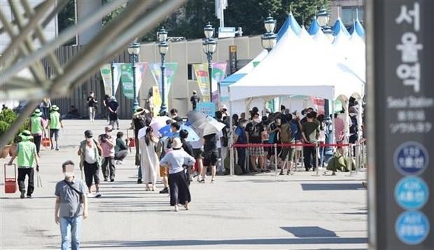 Người dân xếp hàng chờ xét nghiệm COVID-19 tại Seoul, Hàn Quốc. (Ảnh: Yonhap/TTXVN).
