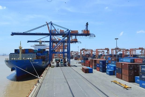 Bộ Công Thương đang đề xuất giảm phí lưu container, lưu kho, lưu bãi cho hàng hóa ở cảng biển và các trung tâm logistics cho những doanh nghiệp. (Ảnh: TTXVN).