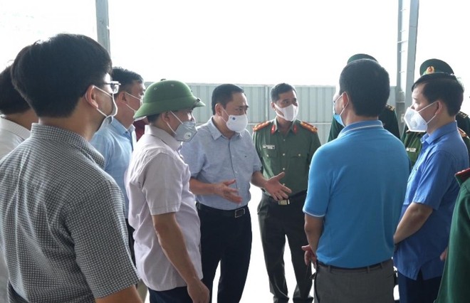Chủ tịch UBND tỉnh Lạng Sơn Hồ Tiến Thiệu kiểm tra công tác phòng chống dịch tại khu vực cửa khẩu Tân Thanh, huyện Văn Lãng.