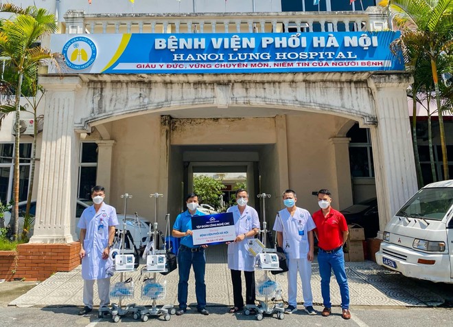 Tập đoàn Công nghệ CMC trao tặng cho Bệnh viện Phổi Hà Nội 3 máy thở oxy dòng cao HFNC trị giá 1 tỷ đồng.